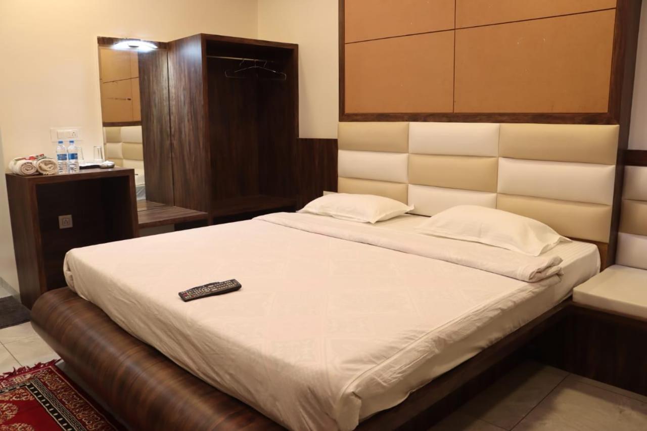 Pawan Executive Tuljapur Екстериор снимка