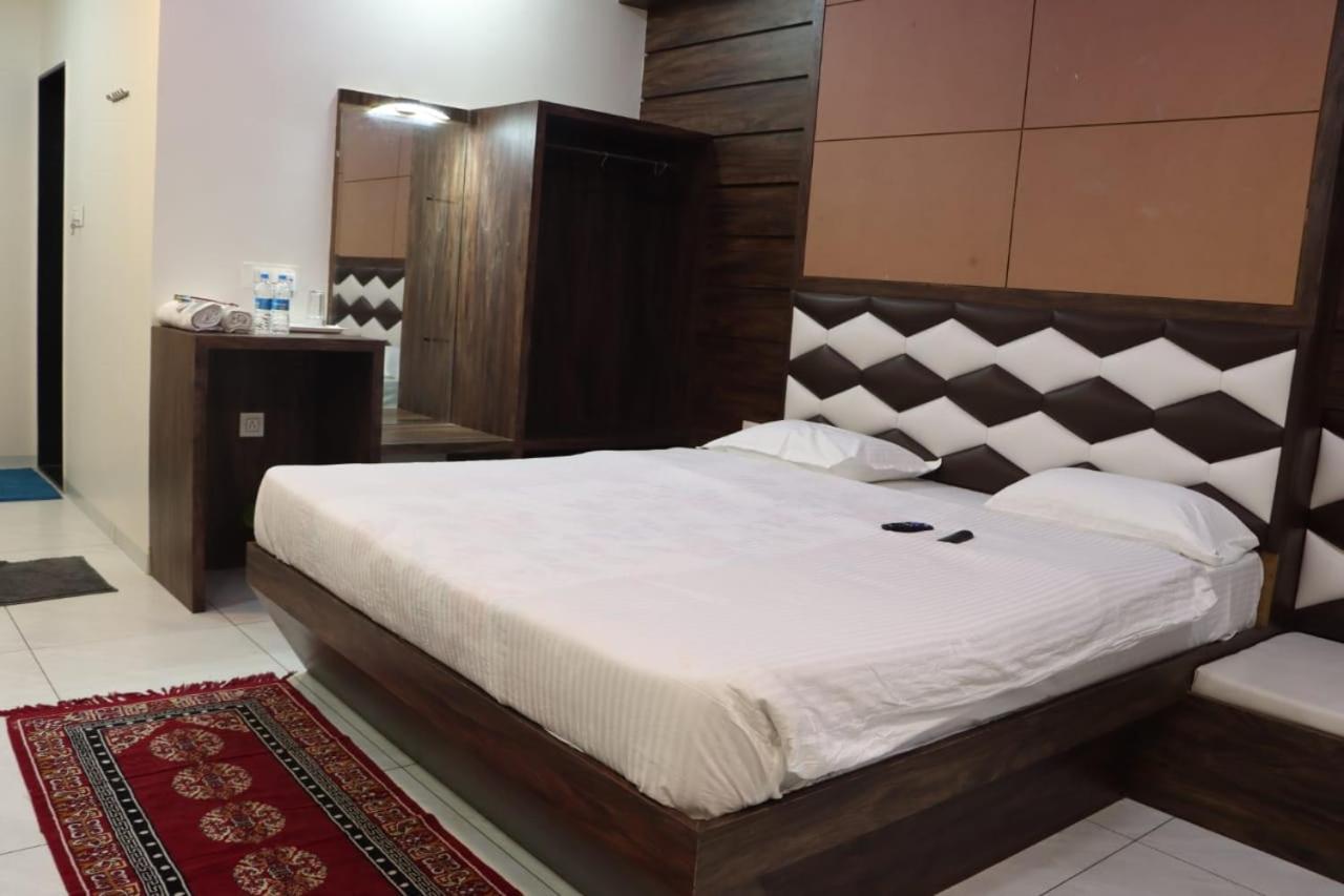 Pawan Executive Tuljapur Екстериор снимка