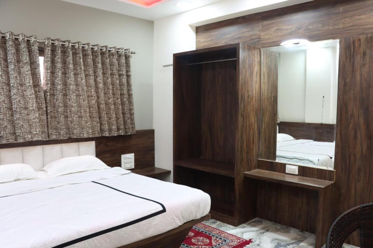 Pawan Executive Tuljapur Екстериор снимка