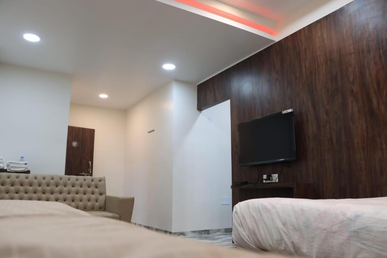 Pawan Executive Tuljapur Екстериор снимка